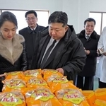 　北朝鮮の東部咸鏡南道新浦の工場を視察する金正恩朝鮮労働党総書記（手前右）と娘（同左）＝１９日（朝鮮中央通信＝共同）