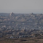 イスラエル軍の攻撃で破壊されたガザ地区の建物＝１８日、イスラエル南部から撮影（ＡＰ＝共同）