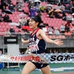 　全国高校駅伝女子で２年連続３度目の優勝を果たした長野東のアンカー今井玲那＝たけびしスタジアム京都