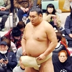 　大相撲冬巡業の朝稽古で体を動かす豊昇龍＝埼玉県新座市