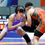 　女子５７キロ級決勝　徳原姫花（右）と対戦する藤波朱理＝駒沢体育館