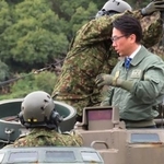 　陸上自衛隊相浦駐屯地の視察で、水陸両用車に乗り込んだ小泉防衛相＝２１日午後、長崎県佐世保市