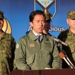 　陸上自衛隊相浦駐屯地を視察し、記者団の取材に応じる小泉防衛相（中央）＝２１日午後、長崎県佐世保市