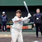 　主催した小学生のソフトボール大会で、打席に立つ女子ゴルフの渋野日向子＝２１日、岡山県倉敷市