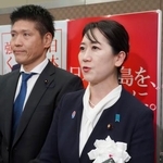 　自民党大阪府連大会を終え、記者団の取材に応じる新会長の松川るい参院議員（右）＝２１日午後、大阪市中央区