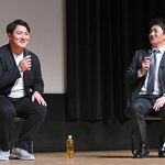 　盛岡市で行われたイベントにサプライズで登場した米スタンフォード大の佐々木麟太郎内野手。右は高橋由伸さん＝２１日