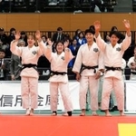 　決勝で東海大を破り初優勝し、歓声に応える筑波大の入来（左端）、トーレス（同２人目）、田中（右から２人目）ら＝沼津市総合体育館