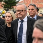 　２１日、オーストラリア・シドニーで、銃乱射事件の犠牲者追悼集会に到着したアルバニージー首相（中央）（ゲッティ＝共同）