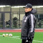 　Ｕ-２２日本代表の合宿で練習を見守る大岩監督＝千葉市内