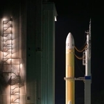 　発射地点に移動するＨ３ロケット８号機＝２１日夜、鹿児島県の種子島宇宙センター