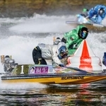 　第４０回グランプリ優勝戦の１周目２マークを先頭で回る桐生順平（１）＝ボートレース住之江