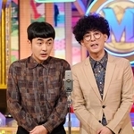 　「Ｍ-１グランプリ２０２５」で優勝した「たくろう」の赤木裕さん（左）ときむらバンドさん＝２１日夜、東京・六本木のテレビ朝日（（Ｃ）Ｍ-１グランプリ事務局）