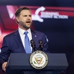 　２１日、米アリゾナ州フェニックスで、演説するバンス副大統領（ゲッティ＝共同）