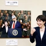 　「２０２５年報道写真展」を訪れ、自身の写真の前でポーズをとる高市首相＝２２日午前、東京・日本橋三越本店