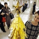 　２００８年に報道陣公開された、当時販売価格１億５千万円の純金クリスマスツリー＝大阪市中央区