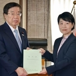 　出入国在留管理政策懇談会の野口貴公美座長（右）から報告書を受け取る平口法相＝２２日午前、法務省