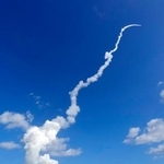 　鹿児島県の種子島宇宙センターから打ち上げられたＨ３ロケット８号機が残した白煙。２段目のエンジンが予定より早く燃焼停止した＝２２日午前１０時５３分