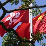 　香港の旗（左）と中国国旗＝２０２４年１０月、香港