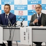 　大阪府泉佐野市で記者会見する千代松大耕市長（左）と「りんくう総合医療センター」の松岡哲也病院長＝２２日午前