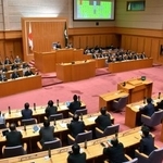 　県立校に盗撮カメラの探知機を配備する費用を盛り込む補正予算案を可決した三重県議会＝２２日午前