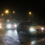 　停電の中、交差点で止まる無人タクシー＝２０日、米サンフランシスコ（ＡＰ＝共同）