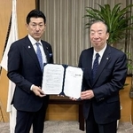 　「病院船」への医療人材の派遣に関する協定締結式に出席した赤間防災相（左）＝２２日、東京都千代田区