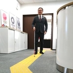 　スポーツ庁長官室周辺に設置された点字ブロック。奥は河合純一長官＝２２日