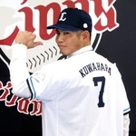 　西武入団の記者会見で撮影に応じる桑原＝２２日、埼玉県所沢市