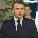 　２１日、アラブ首長国連邦のフランス軍基地で演説するマクロン大統領（マクロン氏のＸから、共同）