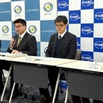 　記者会見する公取委の担当者ら＝２２日午後、東京都港区