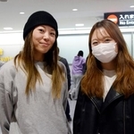 　取材に応じるスノーボード女子の冨田せな（左）と工藤璃星＝２２日、成田空港