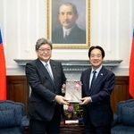 　会談した台湾の頼清徳総統（右）と自民党の萩生田光一幹事長代行＝２２日、台北市（総統府提供・共同）