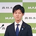 　全国地方新聞社連合会との会見に出席した鈴木農相＝２２日午後、農水省