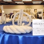 　双葉山が現役時代に使用した雲竜型の綱＝２２日、両国国技館