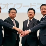 　写真に納まるイオンの吉田昭夫社長（右から２人目）ら＝２２日午後、東京都千代田区