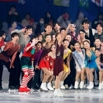 　エキシビションでスマートフォンを使い、参加選手らの記念撮影をする坂本花織＝国立代々木競技場