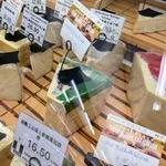 　北京市内のスーパーに並ぶイタリア産やドイツ産などのチーズ＝２２日（共同）