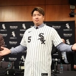 　ホワイトソックスの本拠地レート・フィールドで入団記者会見に臨んだ村上宗隆＝２２日、シカゴ（ゲッティ＝共同）