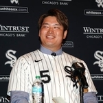 　ホワイトソックスの入団記者会見で笑顔を見せる村上宗隆内野手＝２２日、シカゴ（共同）