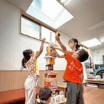 　学童保育で遊ぶ小学生ら＝東京都内