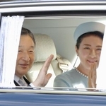 　上皇さまの誕生日を祝うため、仙洞御所に入られる天皇、皇后両陛下＝２３日午前、東京・元赤坂（代表撮影）