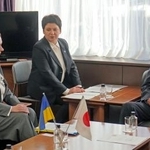 　面会する立憲民主党の野田代表（右）とウクライナ最高会議議員のハリーナ・ミハイリュク氏（左）＝２３日午前、東京・永田町の党本部