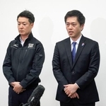 　取材に応じる大阪府の吉村洋文知事（右）と大阪市の横山英幸市長＝２３日午後、大阪市北区