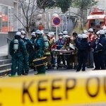 　薬品が爆発した名古屋大東山キャンパスの現場付近で活動する消防隊員ら＝２３日午後０時３０分、名古屋市千種区