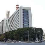 　警視庁（手前）＝東京都千代田区