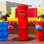 　「レゴランド・ジャパン」のレゴブロック製ポスト（中央）（レゴランド・ジャパン提供、（Ｃ）２０２５　Ｔｈｅ　ＬＥＧＯ　Ｇｒｏｕｐ．）