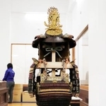 　修復を終えた、上杉謙信が着用したとされる甲冑＝２３日午前、山形県米沢市