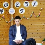 　福岡市内の施設を訪問したソフトバンクの柳田＝２３日