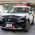 　聴覚障害者に配慮した警光灯を備えたパトカー＝２３日午後、埼玉県警本部