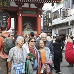 　外国人観光客らでにぎわう浅草寺の雷門前＝１１月、東京・浅草
